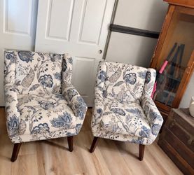 Matching Accent Chairs 💙