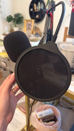 Great Condition Maono Streaming/Gaming/Podcast/DJ Microphone with USB and Boom Arm