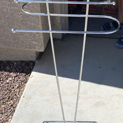 Vtg Silver Free Standing Towel Rack