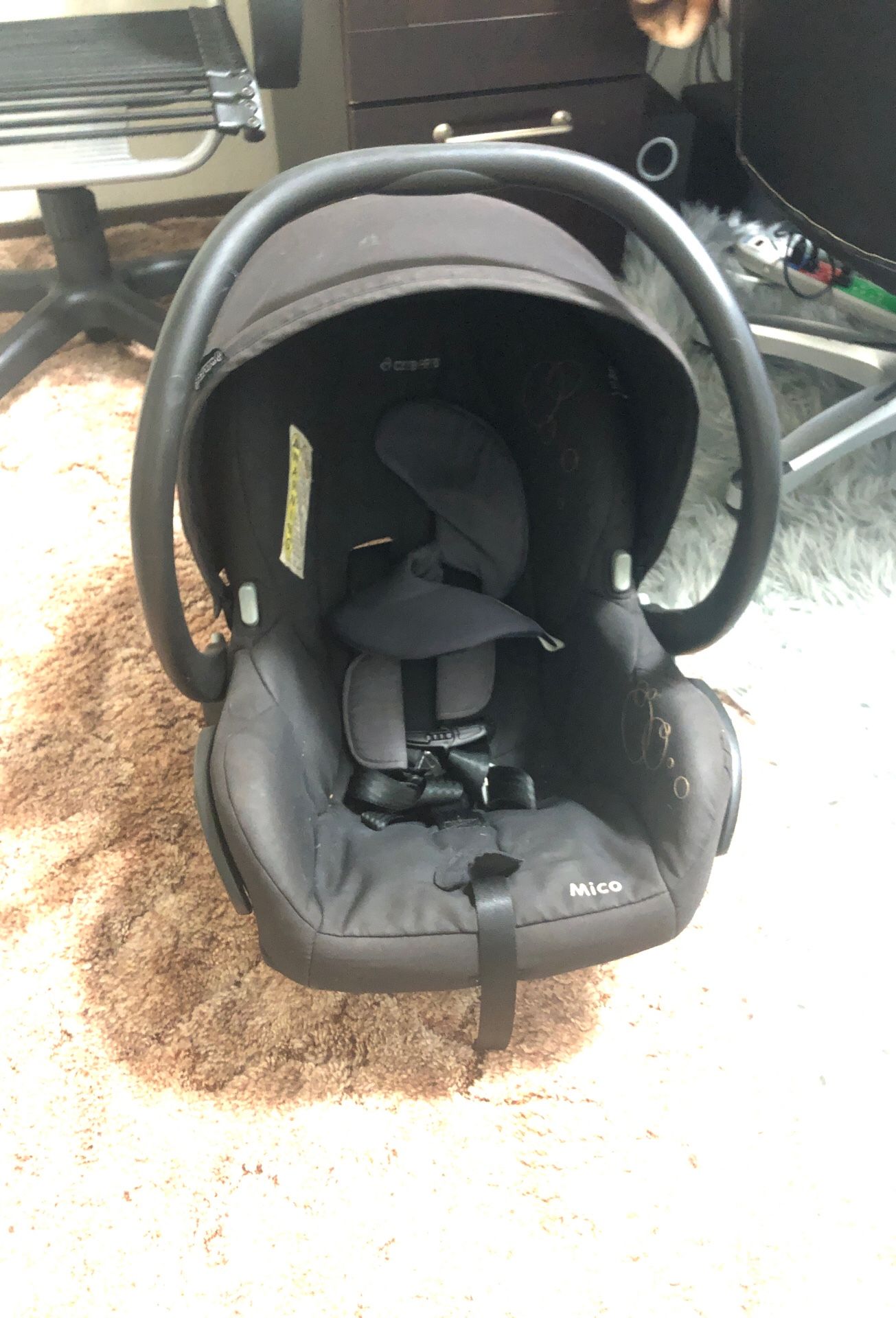 Black maxi-cosi infant car seat