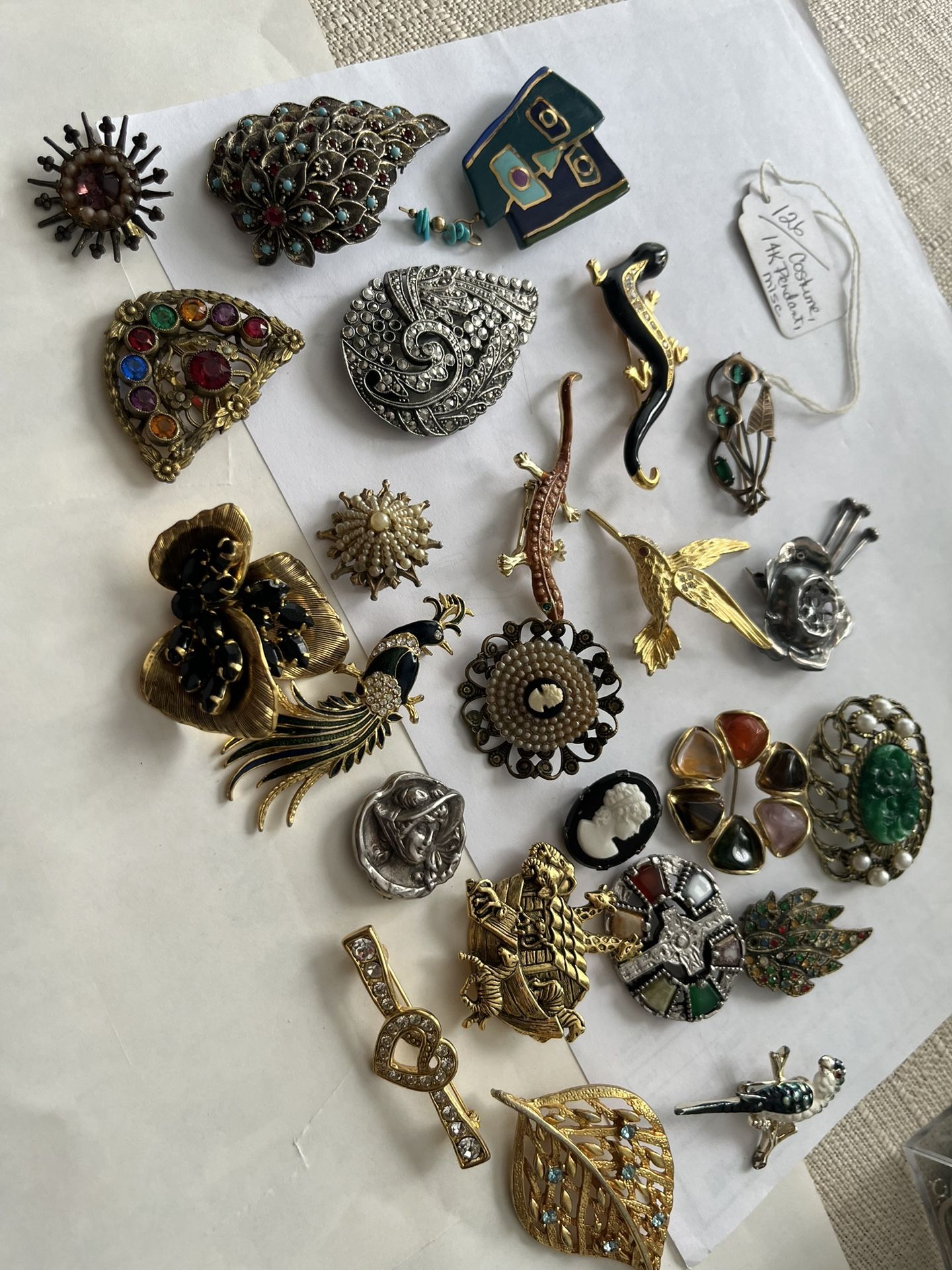 Vintage Woman’s Brooches And Pins Stylish