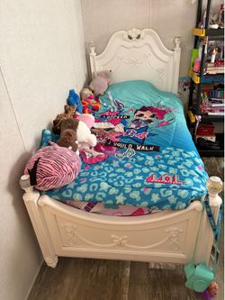 Twin bed white color