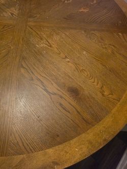 Round dining table