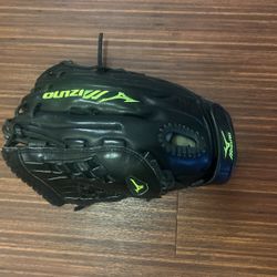 left handed Mizuno MVP 12.5 Glove