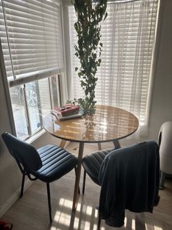 Table with 2 chairs