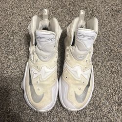 LeBron 13’s size 7 men’s