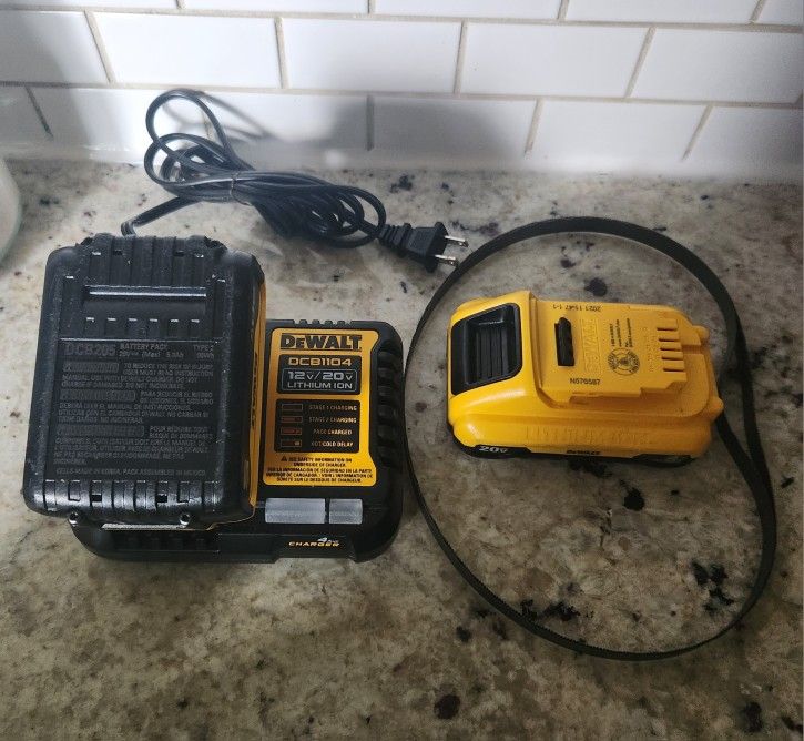 DEWALT 20V 5AH BATTERY& 20V 4AH COMPACT BATTERY CHARGER AND2X BANDSAW BLADES