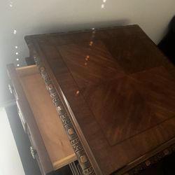 Leather Sofas And Tables