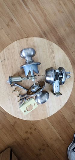 Door lock with deadbolt