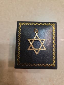 14 k gold Star of David pendant.  Weight is 0.9 grams