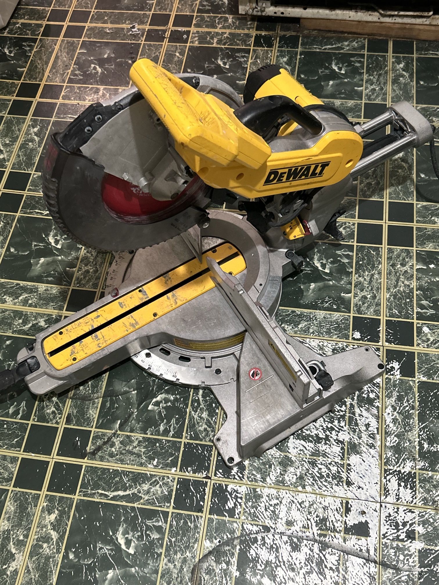 DeWALT Saw