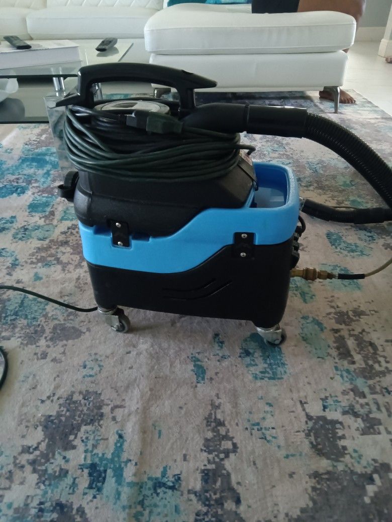 Shampooer Extractor For Detailing Seats And Carpet