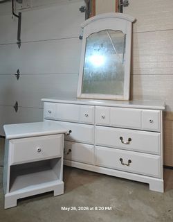 Nice white set of dresser/ TV stand with mirror and night lights in good condition all drawers working, driveway pickup.
L53"*W16"*H30"