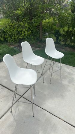 3 high chairs (white) good condition