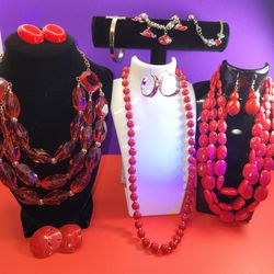 GORGEOUS VINTAGE LOT, RED COLLECTION, GREAT CONDITION 
