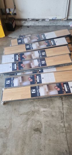 Maple color glueless laminate flooring - 188 sq ft