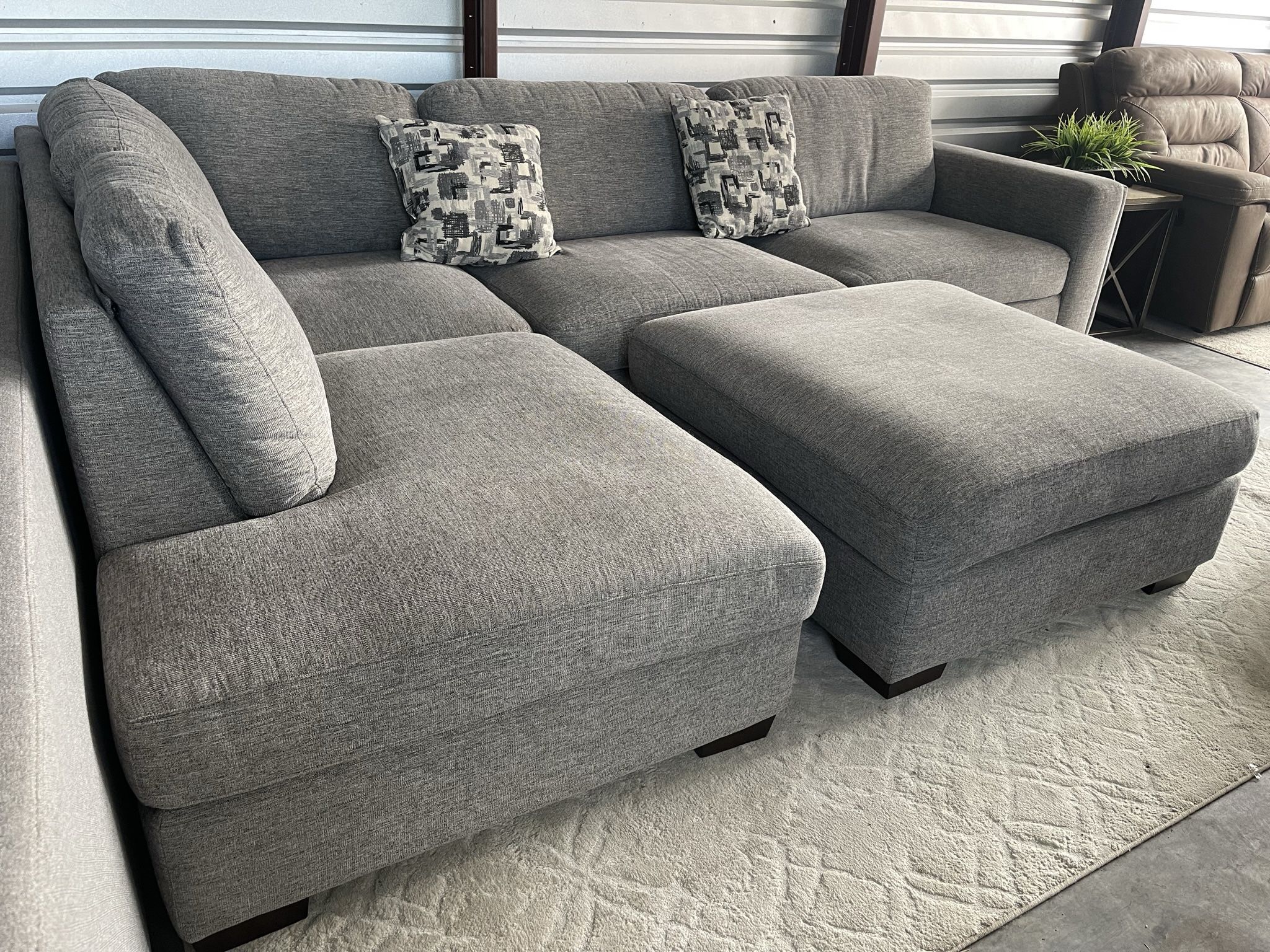 COSTCO GRAY SECTIONAL COUCH WITH OTTOMAN