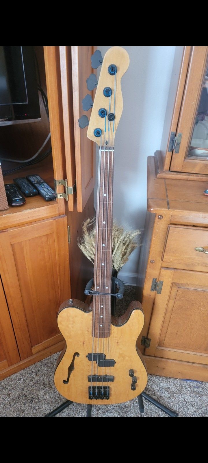 Fretless Semi-hollow Telebass