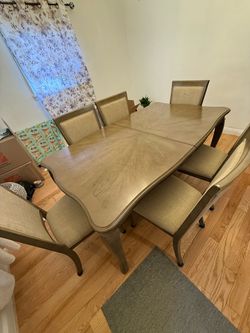 6 Seater Dinner Table and chairs in Great Condition  - pick up only