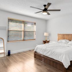 $600 Bed, 2 bedside table , 2 lamp and one dresser 