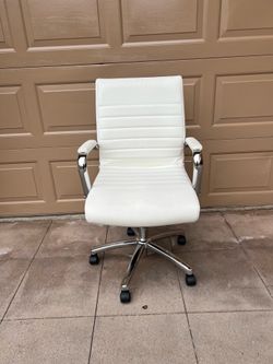 Executive Low Back Faux Leather Chair with Chrome Arms and Base   Looks new