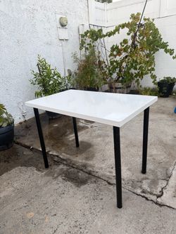 WHITE TABLE / DESK