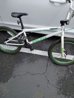 Shaun White fly company this bike is still brand new and it's got the eight two sprock in the back