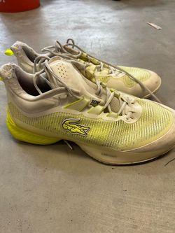 Tennis shoes