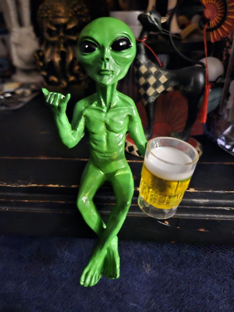 GREEN RESIN ALIEN WITH BEER