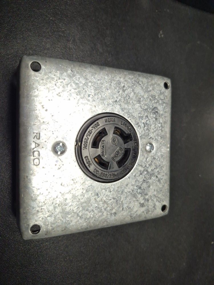 Leviton 71420-FR Locking Receptacle L1420 3-Pole 4-Wire 20 Amp 125/250Volt and Cover