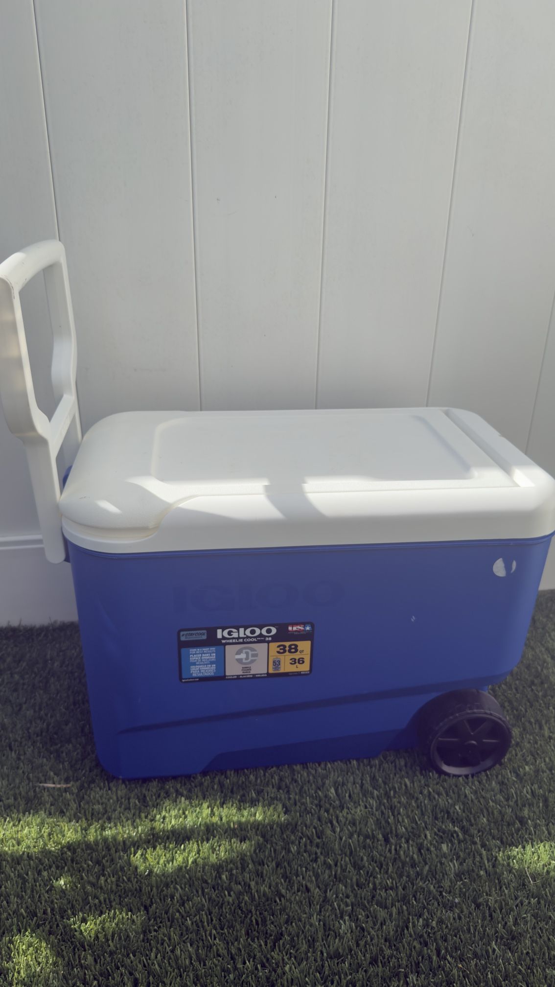 selling a 36l Igloo cooler with a handle.