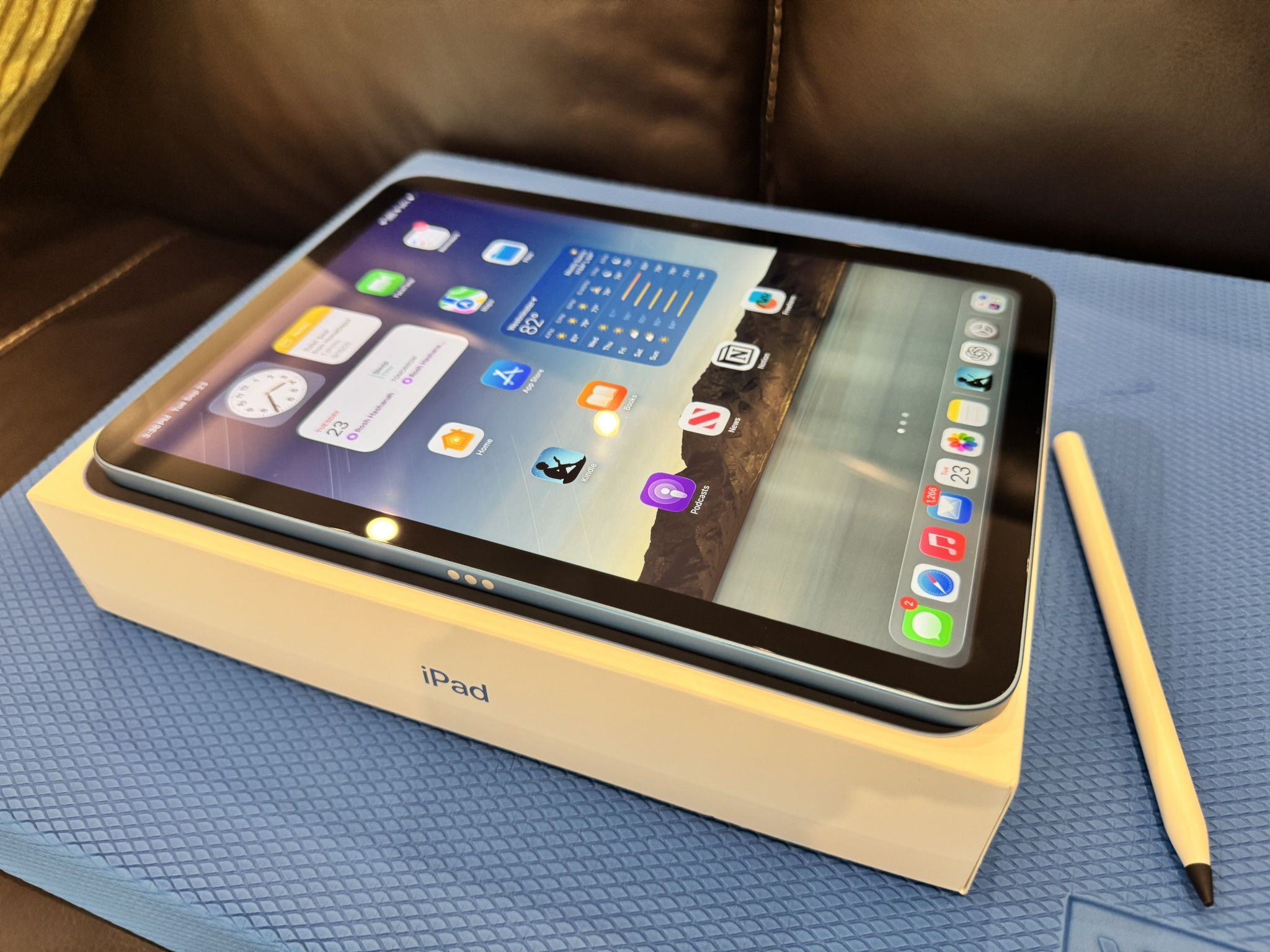 iPad 10 WiFi 128GB - Blue + Pen & Leather Case