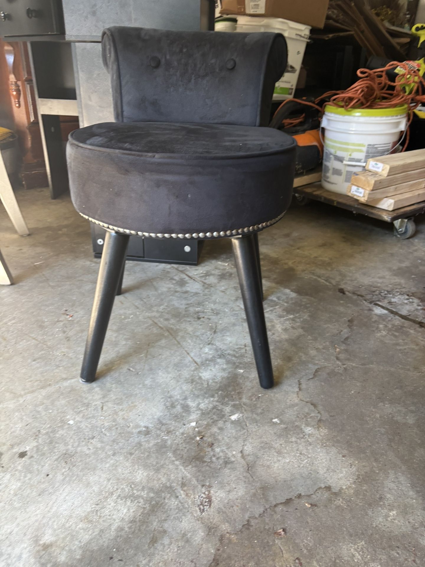 Lighted Vanity With Stool