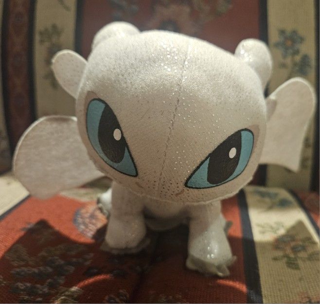 HOW TO TRAIN YOUR DRAGON "LUNA" THE WHITE DRAGON PLUSH DRAGON TOY