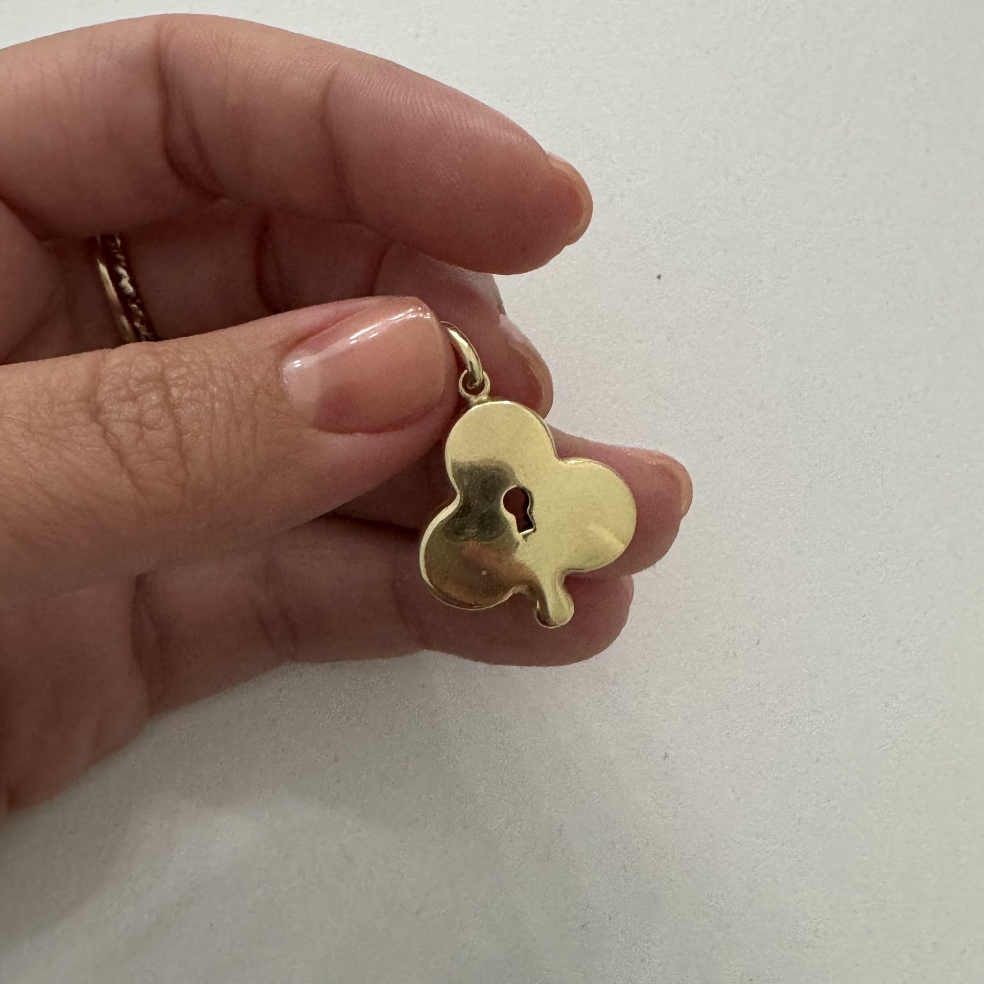 Gold pendant for chain