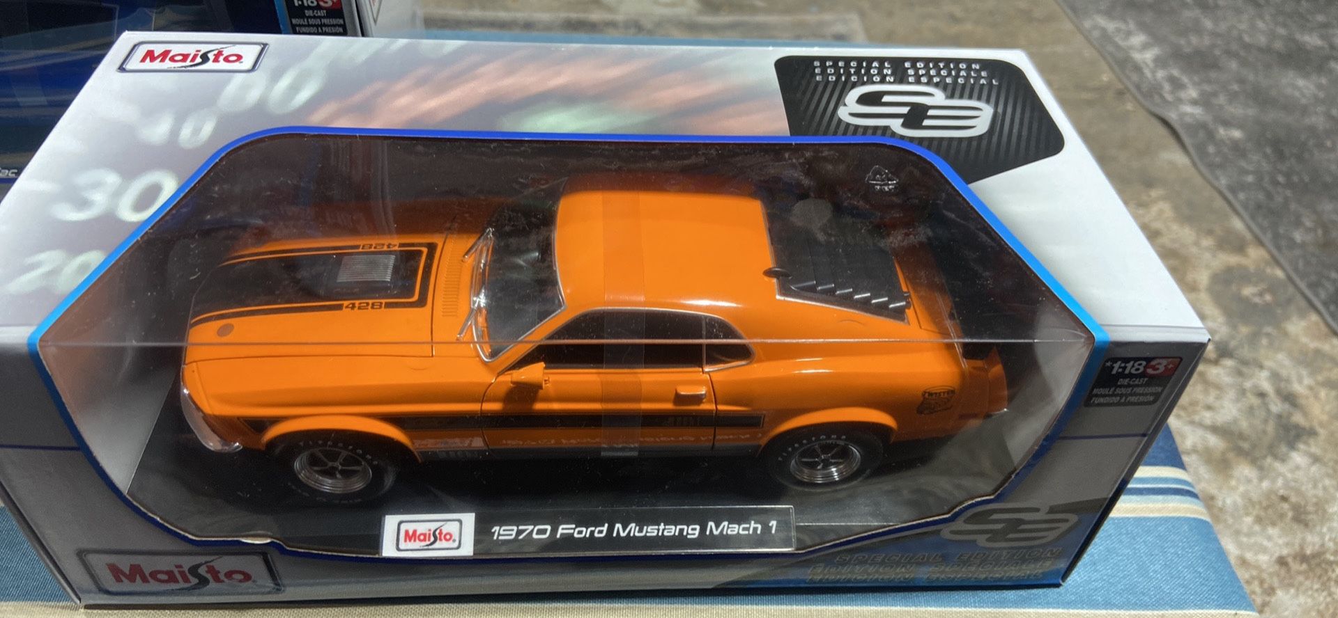 Maisto 1970 ford mustang mach 1 1/18 die cast metal Orange