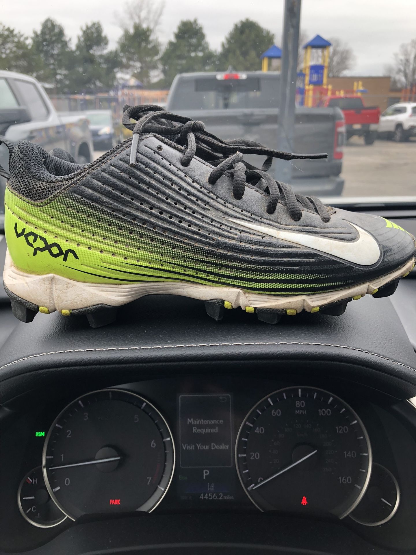 Nike Youth Size 4 Baseball Cleats
