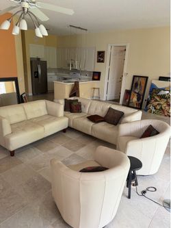 Couches/chairs/living room set