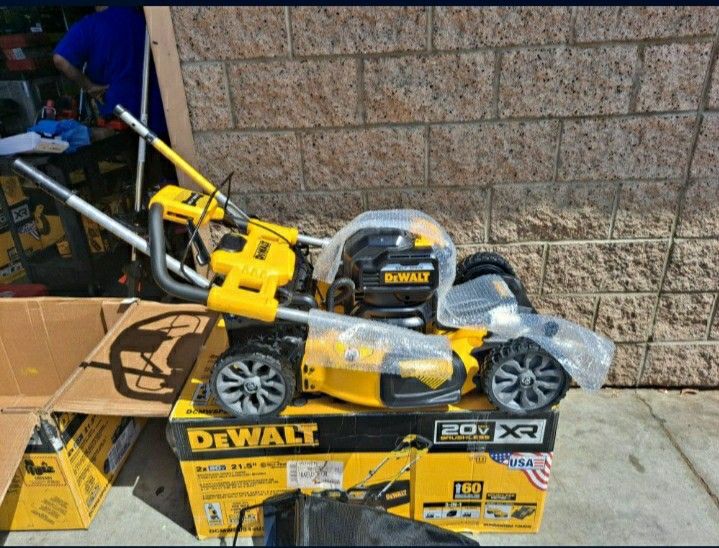 DEWALT 21.5 in. 20-Volt MAX Lithium-Ion Cordless Battery Walk Behind Self Propelled Mower