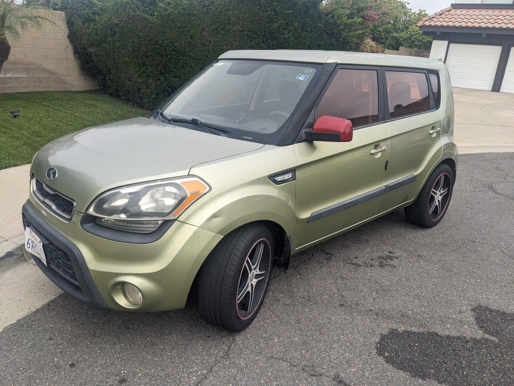 2013 Kia Soul - 111k - Manual - Great MPG