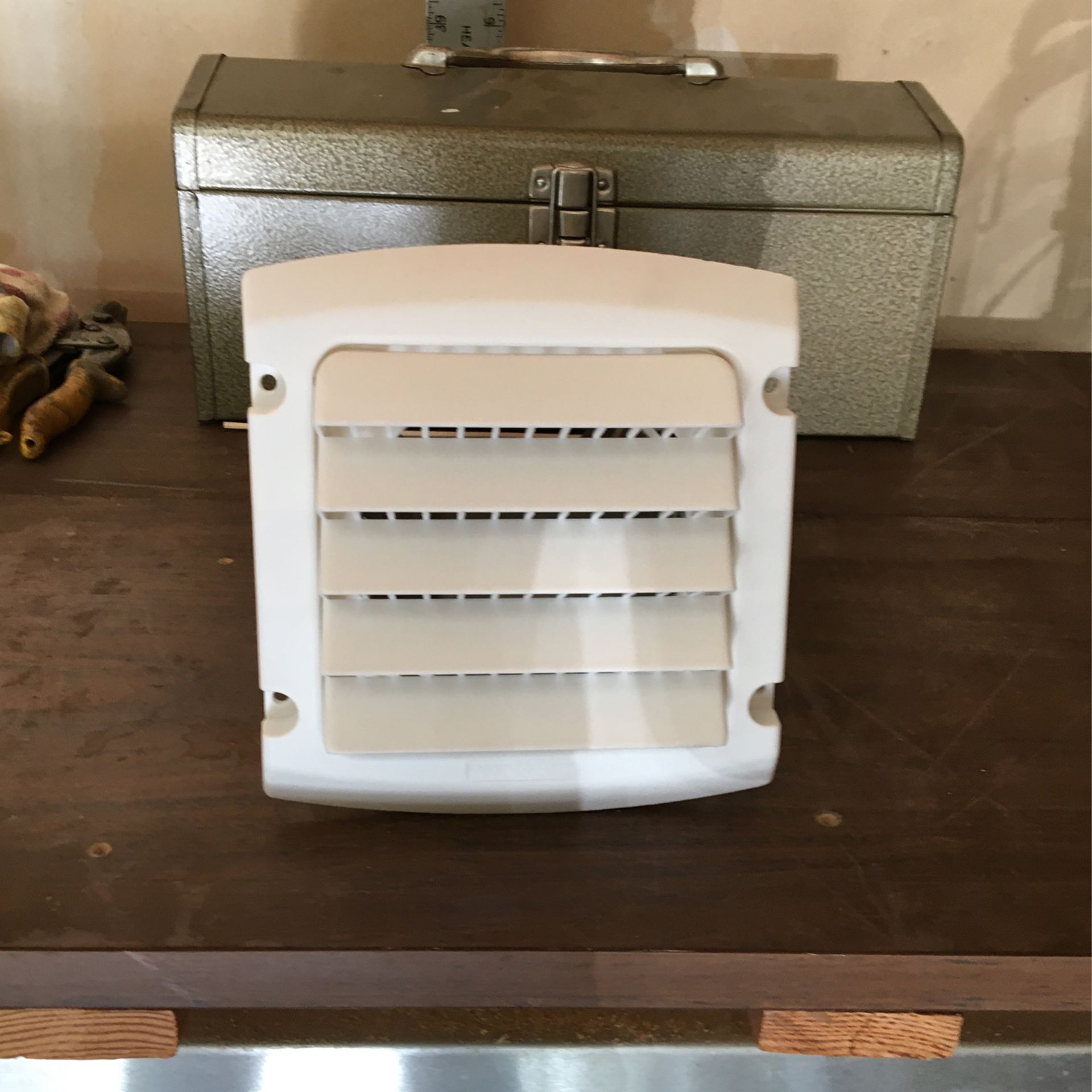 Outside dryer vent with 4 inch louvers