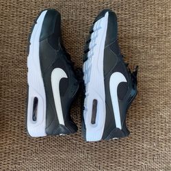 size 9 Nike women’s , color black