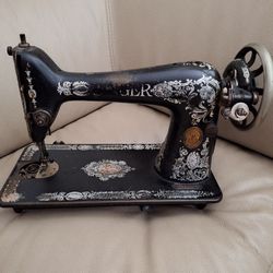 Singer Sewing Machine 