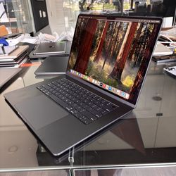 Apple 15” MacBook Air M4 Chip 16 GB Ram 256SSD! 100%Battery! 90 day warranty! We offer financing!