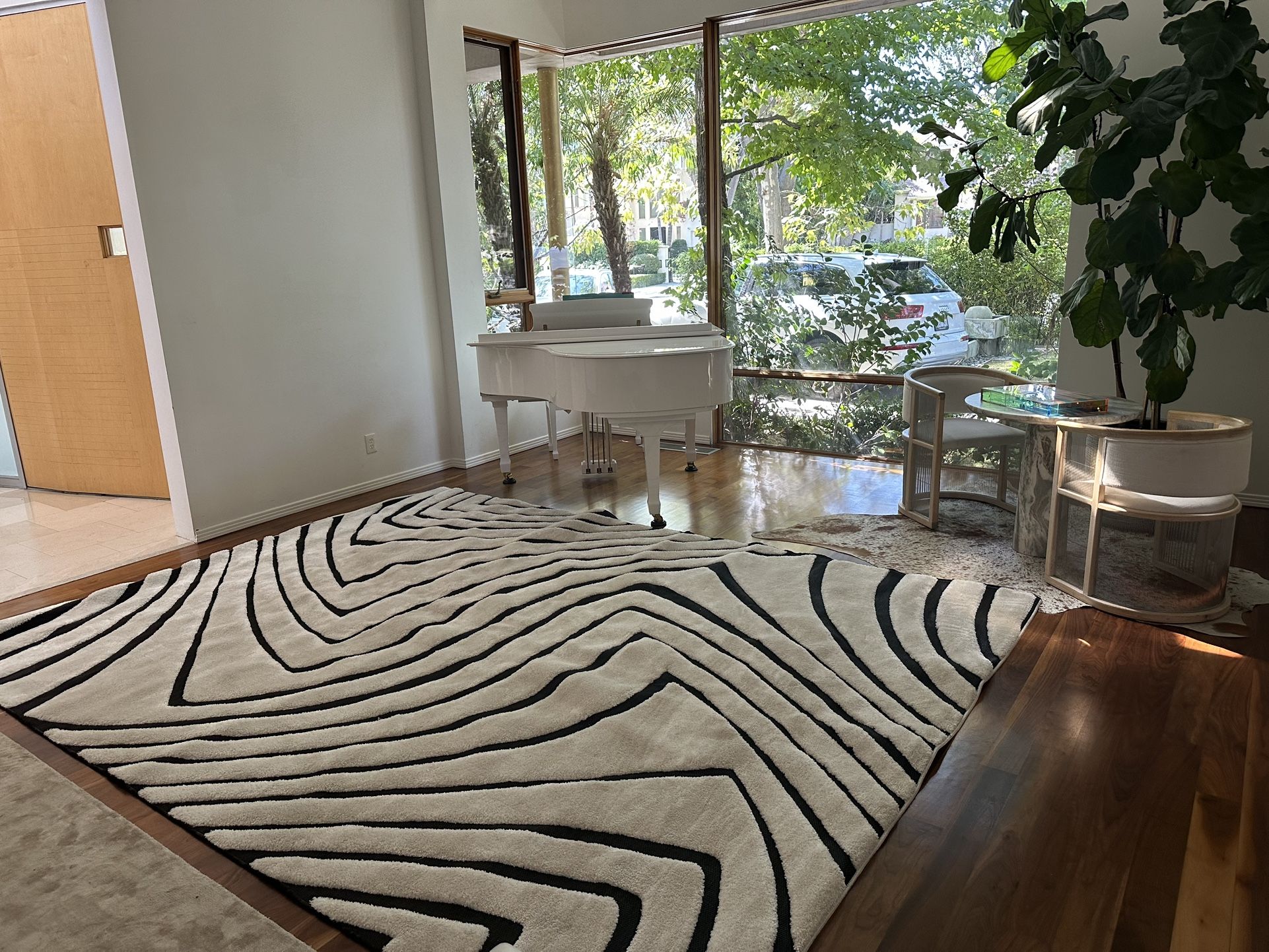 8/10 Brand New Black And Cream Modern Rug 