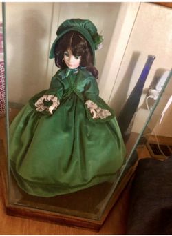Any offer is welcome - Scarlet o hara doll with customized glass case
