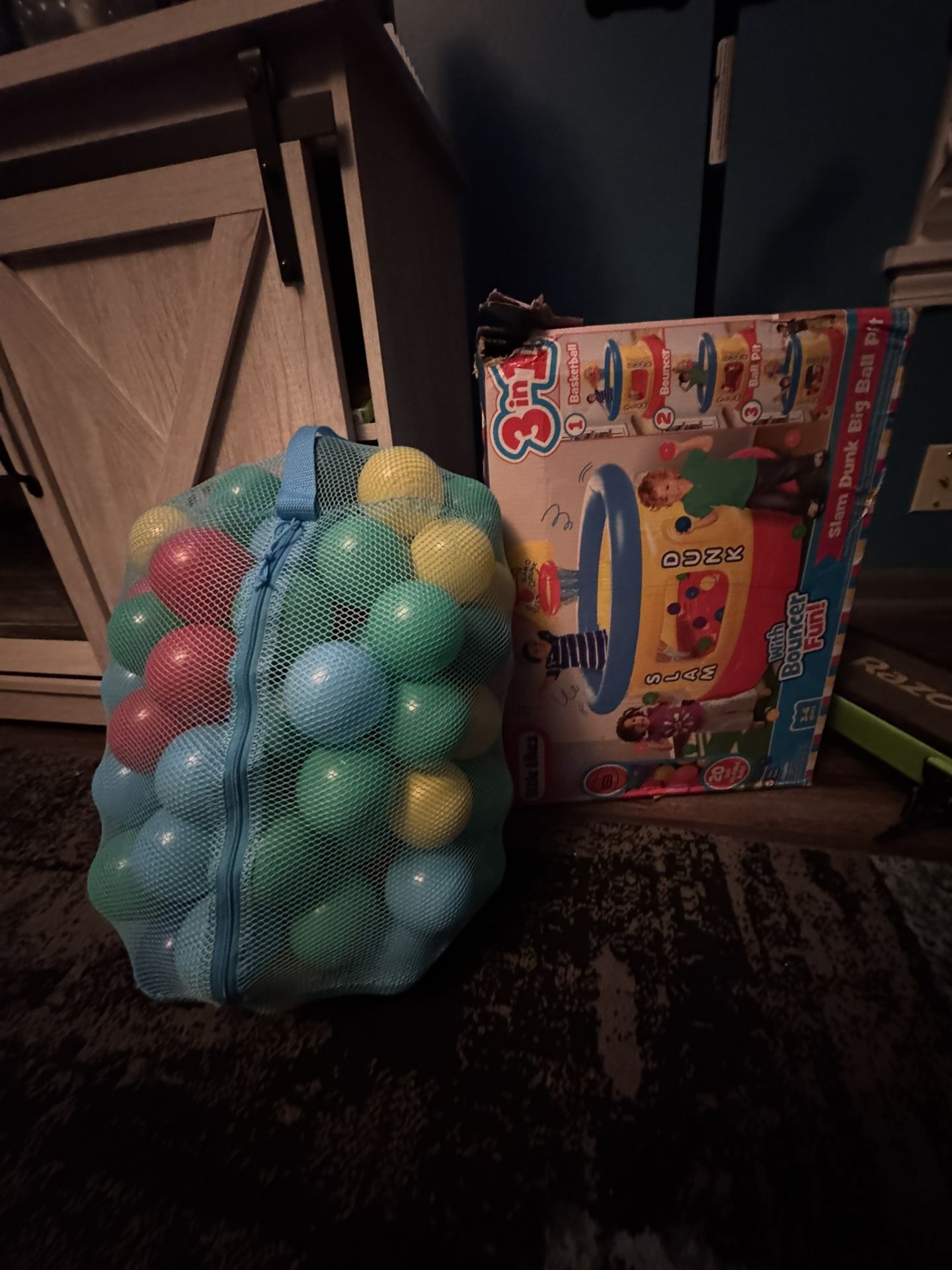 Little Tikes Slam Dunk Big Ball Pit with 20 Air-Filled Balls And Extra Bag Of Air Filled Balls