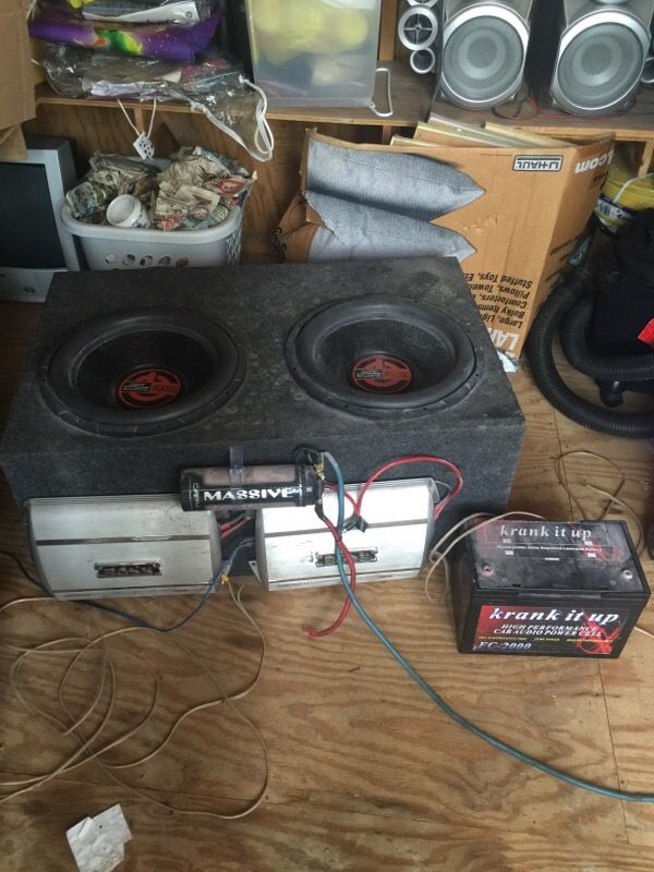 4 speakers the 3000 watt 2 amplifiers and battery