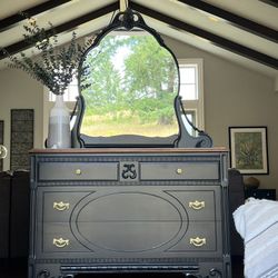 Elegant Antique Dresser With Mirror