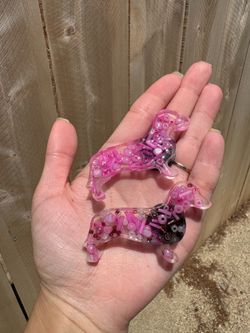 Textured pink dachshund magnet